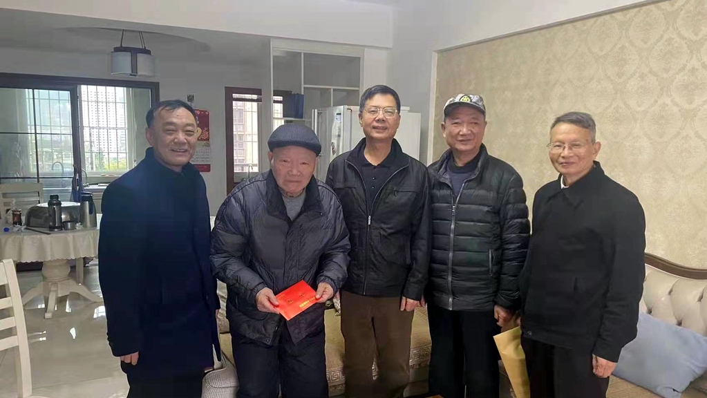 邱章泉看望慰问局机关离休干部和512退休干部