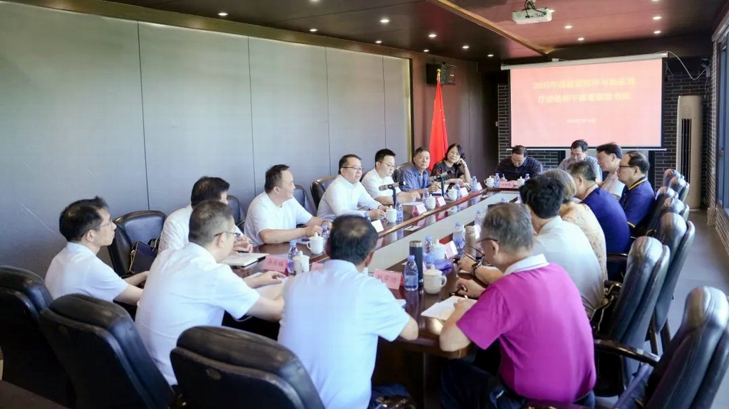 颜志煌看望慰问参加省海洋与渔业局暑期读书班退休老同志