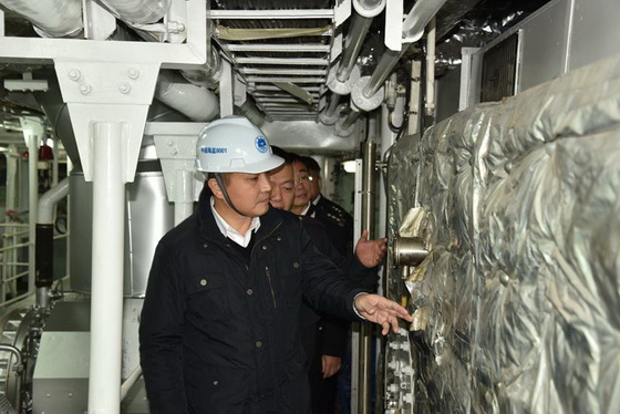 翁新平副局长随船出海调研海上执法工作